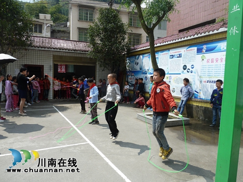 敘永縣分水鎮(zhèn)中心小學(xué)校成功舉辦2018年春季運(yùn)動(dòng)會(huì)(圖1)