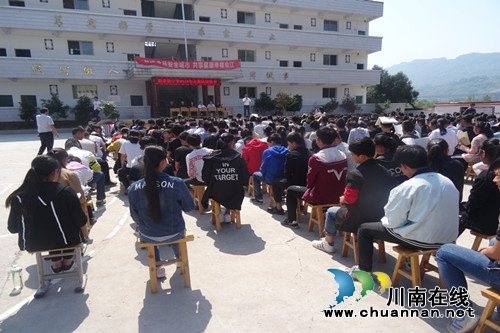 合江縣實(shí)錄鎮(zhèn)：四月芳菲艷陽天 法治宣傳進(jìn)校園(圖1)