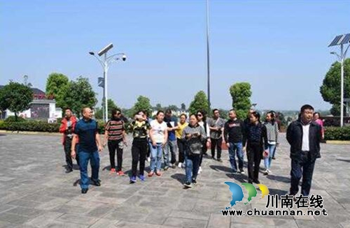 雅安代表團到龍馬潭區(qū)特興鎮(zhèn)學習考察代表履職服務工作(圖1)