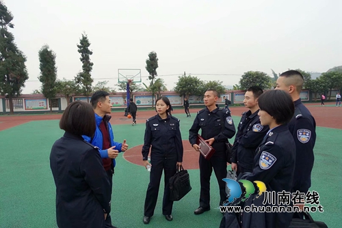 警盾公益宣講團(tuán)：宣講可定制  師生點(diǎn)贊送錦旗(圖4)