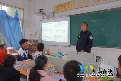 警盾公益宣講團(tuán)：宣講可定制  師生點(diǎn)贊送錦旗(圖2)