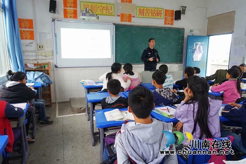 警盾公益宣講團(tuán)：宣講可定制  師生點(diǎn)贊送錦旗(圖5)
