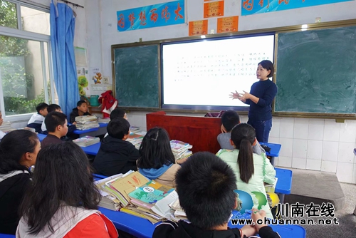 警盾公益宣講團(tuán)：宣講可定制  師生點(diǎn)贊送錦旗(圖10)