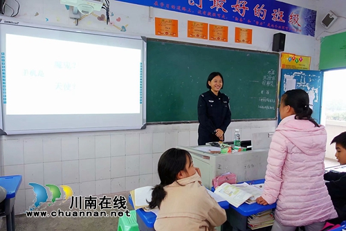 警盾公益宣講團(tuán)：宣講可定制  師生點(diǎn)贊送錦旗(圖7)