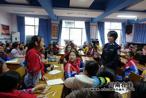 警盾公益宣講團(tuán)：宣講可定制  師生點(diǎn)贊送錦旗(圖14)