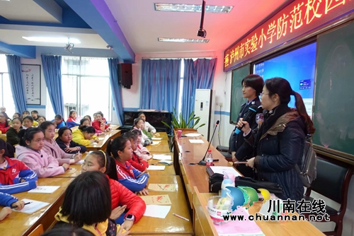 警盾公益宣講團(tuán)：宣講可定制  師生點(diǎn)贊送錦旗(圖15)