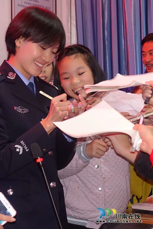 警盾公益宣講團(tuán)：宣講可定制  師生點(diǎn)贊送錦旗(圖17)