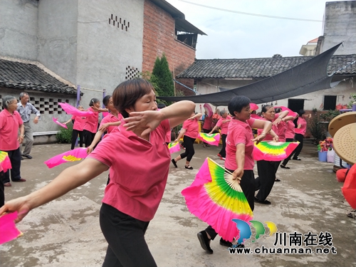 瀘縣立石鎮(zhèn)結(jié)合“三下鄉(xiāng)”深入推進(jìn)“四禮新風(fēng)進(jìn)萬(wàn)家”活動(dòng)(圖1)