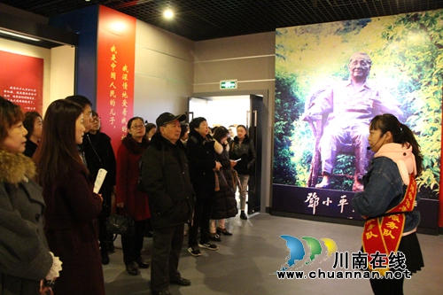 龍馬潭區(qū)紅星街道組織機(jī)關(guān)、社區(qū)黨員參觀“改革開放總設(shè)計(jì)師鄧小平——紀(jì)念改革開放40周年專題展”(圖1)