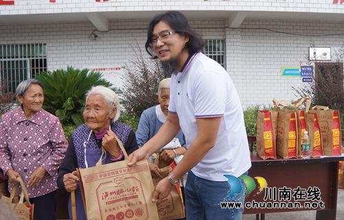 瀘州肥兒粉有限公司到瀘縣立石鎮(zhèn)慰問高齡老人(圖1)