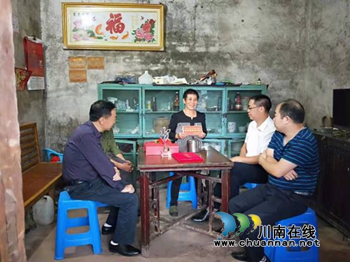 合江縣領(lǐng)導(dǎo)慰問(wèn)“全國(guó)孝親敬老”典范董傳秀(圖3)