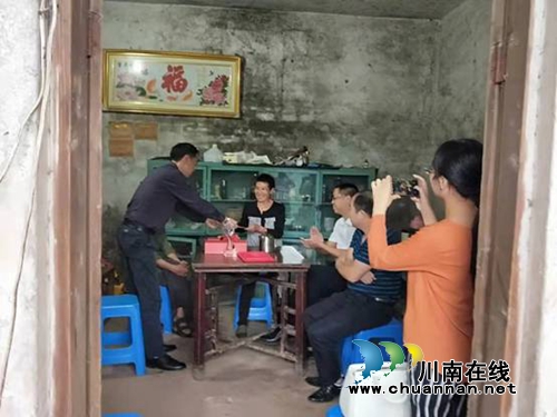 合江縣領(lǐng)導(dǎo)慰問(wèn)“全國(guó)孝親敬老”典范董傳秀(圖4)