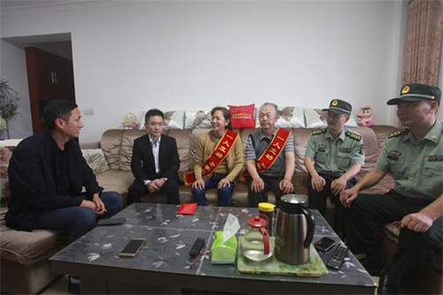 自貢：軍地?cái)y手送喜報(bào) “一等功臣”耀家鄉(xiāng)(圖2)