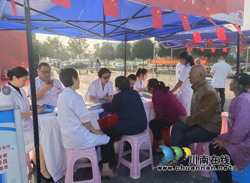 瀘州：唱紅歌頌祖國 新聯(lián)會關(guān)愛老兵送健康(圖5)