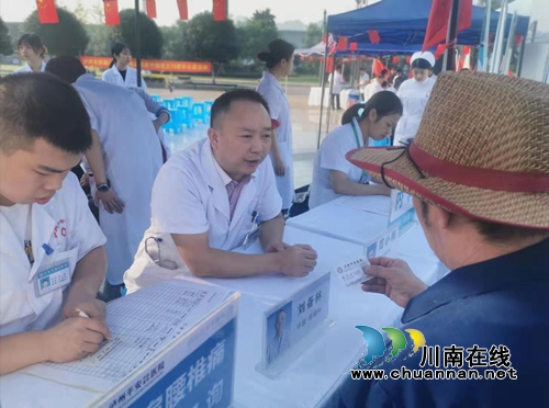 瀘州：唱紅歌頌祖國 新聯(lián)會關(guān)愛老兵送健康(圖6)