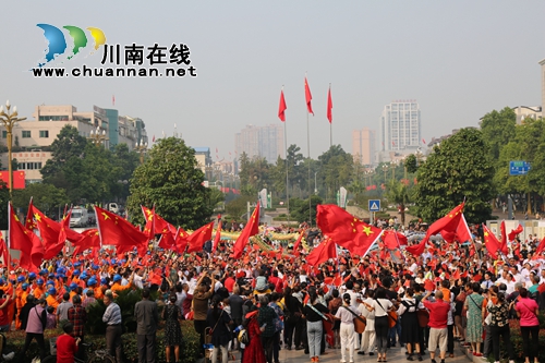 瀘縣：千人合唱《我和我的祖國(guó)》禮贊偉大祖國(guó)(圖1)