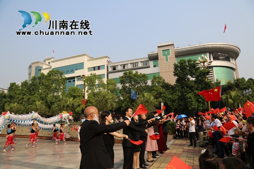 瀘縣：千人合唱《我和我的祖國(guó)》禮贊偉大祖國(guó)(圖2)