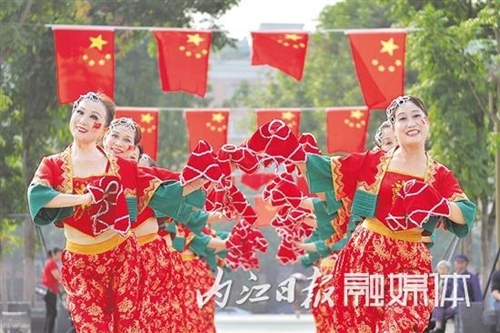 內(nèi)江：老年大學模特秀 共祝祖國明天更美好(圖1)