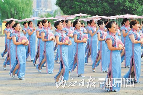 內(nèi)江：老年大學模特秀 共祝祖國明天更美好(圖2)