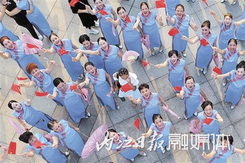 內(nèi)江：老年大學模特秀 共祝祖國明天更美好(圖3)