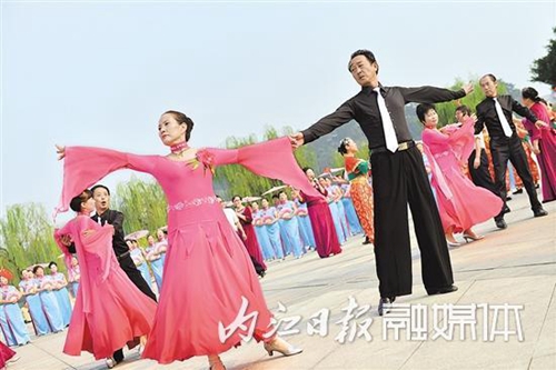 內(nèi)江：老年大學模特秀 共祝祖國明天更美好(圖4)