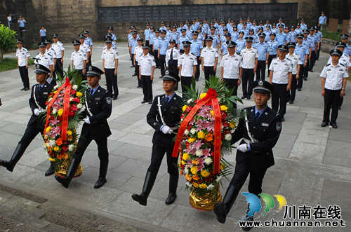 四川警察學(xué)院師生烈士紀(jì)念日集體緬懷英烈(圖2)