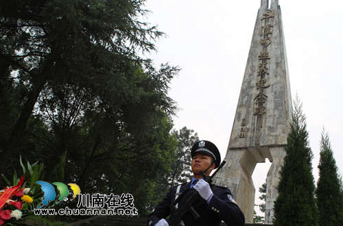 四川警察學(xué)院師生烈士紀(jì)念日集體緬懷英烈(圖3)
