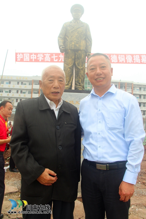 納溪護國中學(xué)校友向母校捐鑄朱德銅像(圖5)