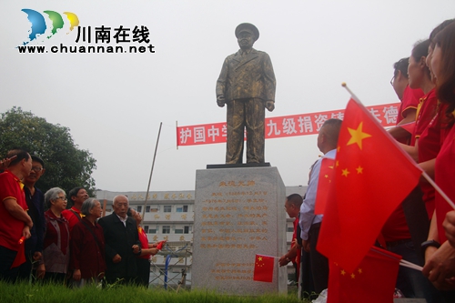 納溪護國中學(xué)校友向母校捐鑄朱德銅像(圖1)