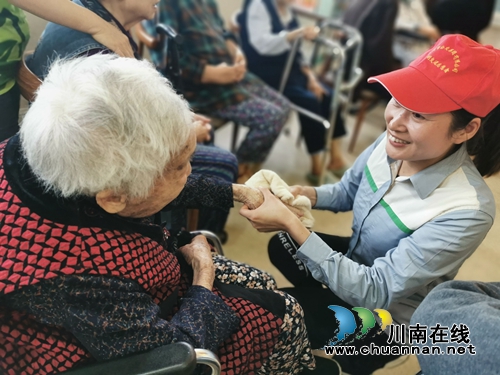 流動的紅色愛心！瀘州公交志愿者開展敬老活動(圖2)