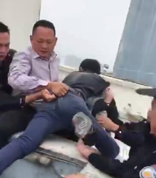 反手就是贊！宜賓警民合力從28樓救下一男孩(圖1)