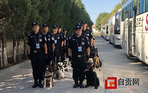 自貢民警攜警犬為國慶慶祝活動保駕護航(圖1)