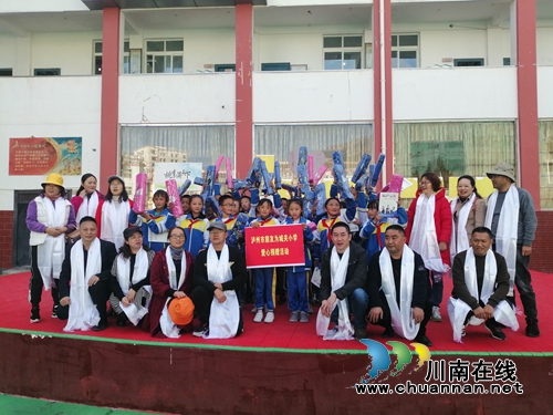 快樂琴聲伴隨成長(zhǎng)！瀘州向鄉(xiāng)城藏區(qū)孩子獻(xiàn)愛心(圖1)