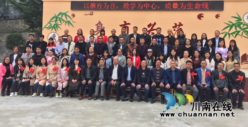 瀘州企業(yè)家趙明久為敘永分水教師頒發(fā)10萬獎金(圖4)