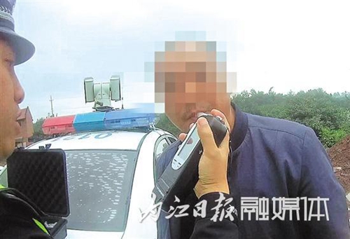 內(nèi)江男酒駕被扣證6個月 拿回駕照再次酒駕被查(圖1)