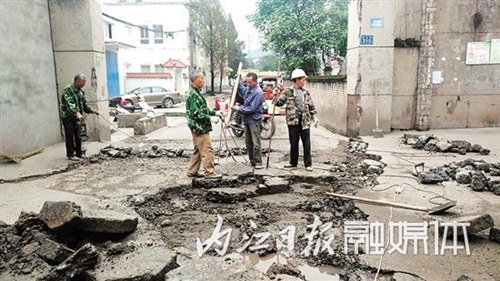 內江：道路不平行人難走 派出所幫忙除隱患(圖1)