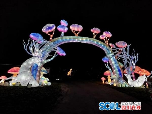 “時空龍騎士”出擊！自貢彩燈點亮英國夜空(圖2)