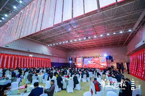 華夏酒報三十年盛典，瀘州沈氏父子同獲殊榮(圖1)