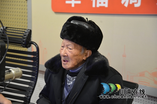 瀘州92歲“廣播爺爺” 電臺(tái)傳播黨的好聲音(圖2)
