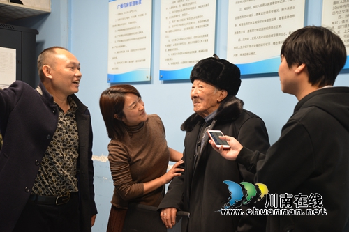 瀘州92歲“廣播爺爺” 電臺(tái)傳播黨的好聲音(圖3)