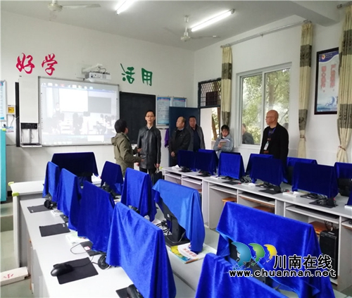 四川省應(yīng)急管理廳安全社區(qū)評(píng)估驗(yàn)收組深入敘永縣向林鎮(zhèn)小學(xué)驗(yàn)收安全社區(qū)建設(shè)工作