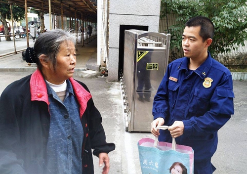 暖心！ 自貢老人縫24雙鞋墊送給消防員(圖1)