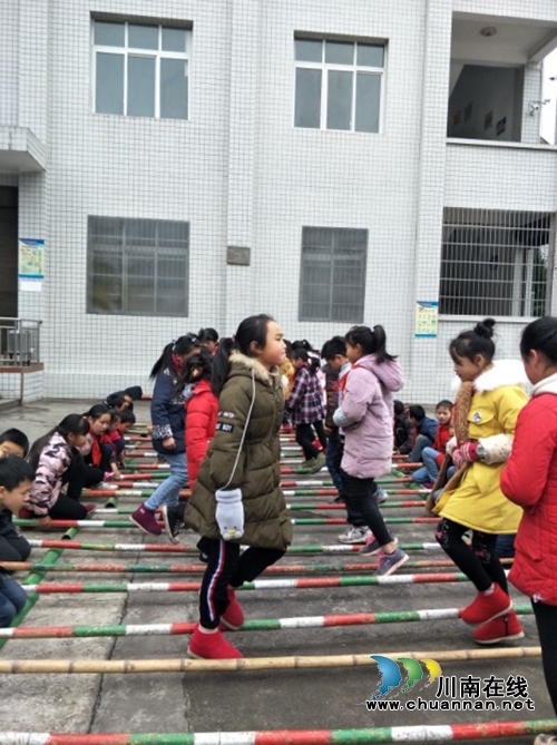 瀘州文藝評(píng)論家協(xié)會(huì)到敘永開(kāi)展送文藝下鄉(xiāng)活動(dòng)(圖6)
