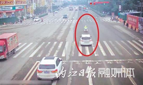 內(nèi)江老人喝農(nóng)藥輕生 警車開(kāi)道僅8分鐘送醫(yī)(圖1)