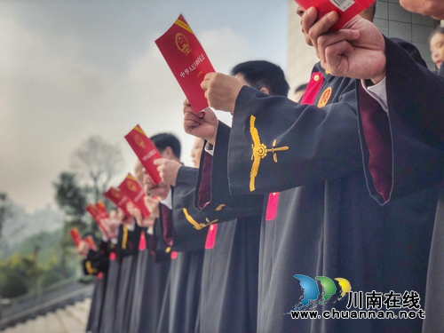 最是一抹憲法紅！瀘州法院開展憲法宣傳周活動