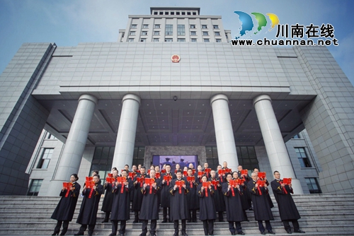 最是一抹憲法紅！瀘州法院開(kāi)展憲法宣傳周活動(dòng)(圖2)