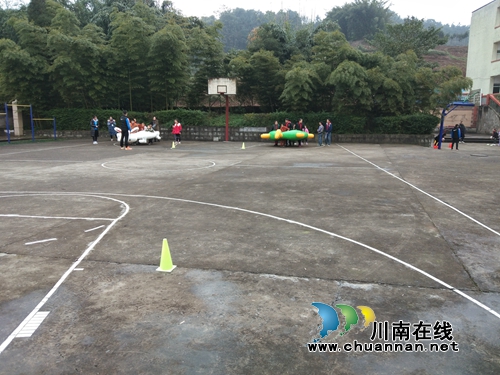 瀘州新動力運動公司到納溪鼓樓山小學(xué)開展暖冬行動