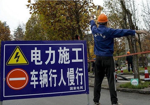自貢：“彩燈大世界”專線進(jìn)入電纜施放階段(圖1)