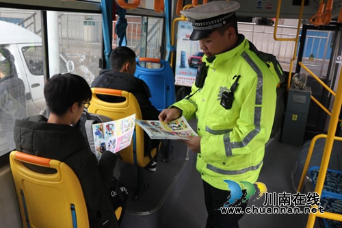 瀘縣公安局交警大隊(duì)開展“122全國交通安全日”宣傳活動(dòng)