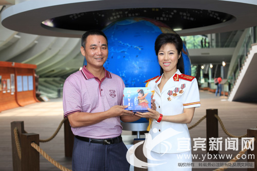 軍旅歌唱家創(chuàng)作歌曲 為長寧地震災區(qū)加油打氣(圖1)